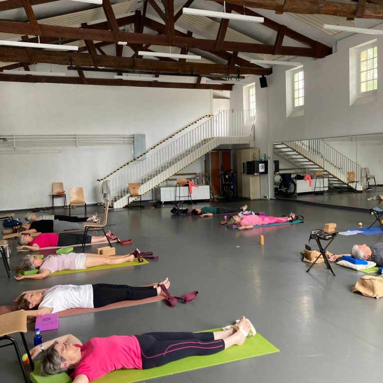 Atelier Yoga le Haillan Le bâton comme accessoire aide à ressentir le bon alignement et à corriger les compensations lombaires, en gardant la colonne neutre.