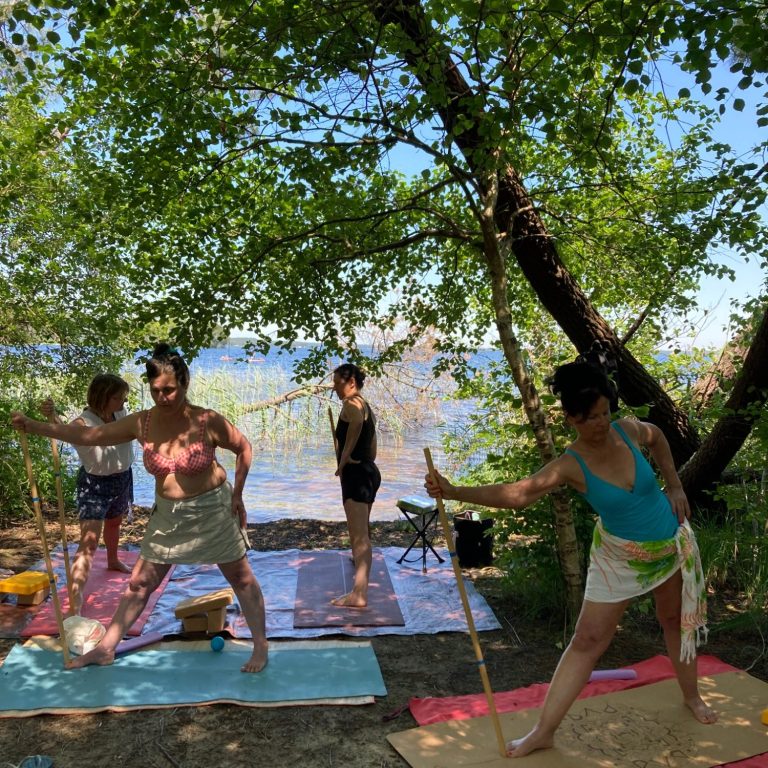 Pratique de Hatha Yoga avec sangle pour étirer les jambes en douceur. Retraite de Yoga à Pentecôte