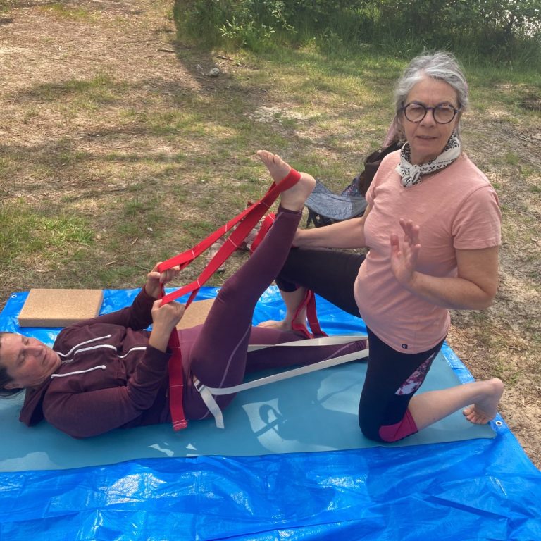 Pour pratiquer le Yoga à Eysines Accompagnement dans la pratique du yoga à Eysines. Ici lors d'un étirement des ischios jambiers j'accompagne en douceur une élève.