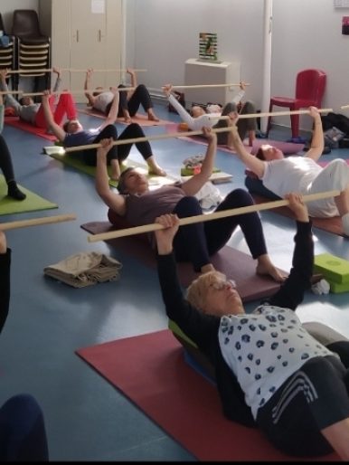 Dans mes cours de yoga à Blanquefort,  j’utilise des supports (blocs, briques, chaises, sangles,)