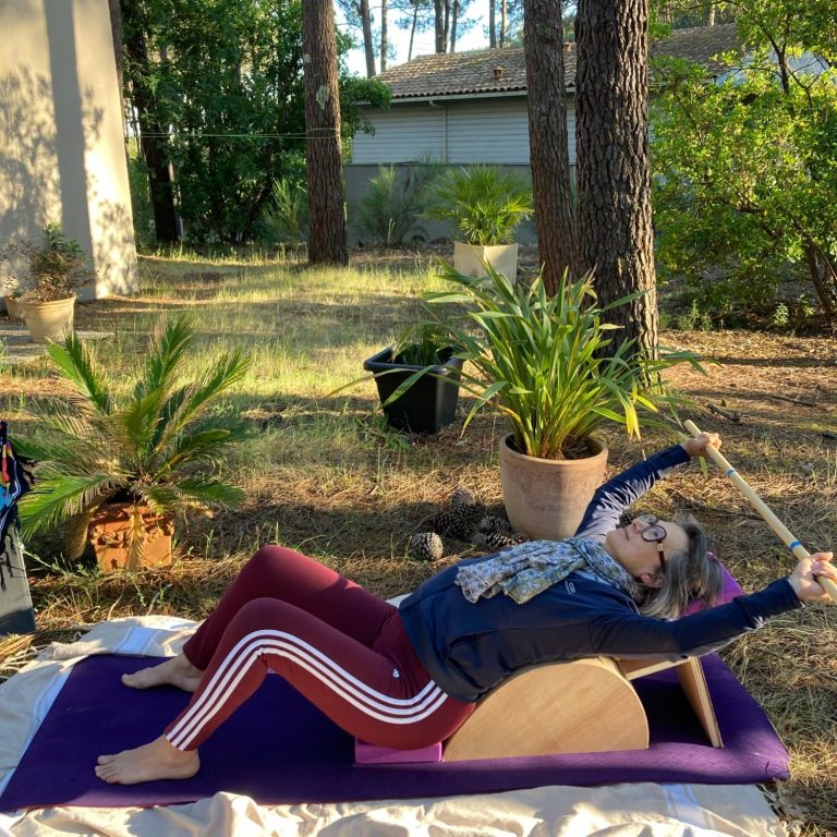 Atelier yoga Blanquefort Le Qi Gong du bâton pour mettre l'accent sur la protection du dos et pour développer la proprioception dans les atliers yoga à Blanquefort