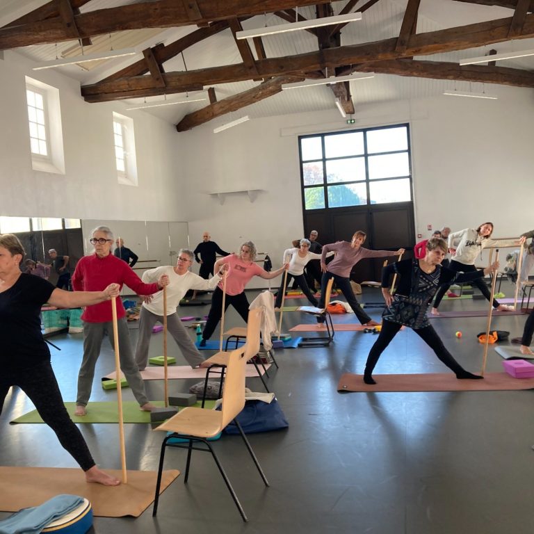 yoga au haillan. Posture Trikonasana La posture du triangle est une invitation à se reconnecter à son corps et à relancer l'énergie. La pratique du yoga au haillan.