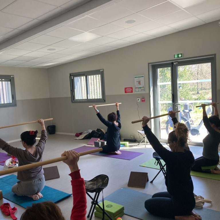 Pratiquer le Yoga à Eysines Accompagnement dans la pratique du yoga à Eysines. Travaille sur les épaules et cervicales.j'accompagne en douceur une élève à Eysines
