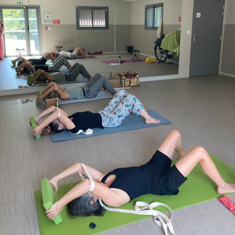 Pratiquer le Yoga à Eysines Accompagnement dans la pratique du yoga à Eysines. Travaille sur les épaules et cervicales.j'accompagne en douceur une élève à Eysines